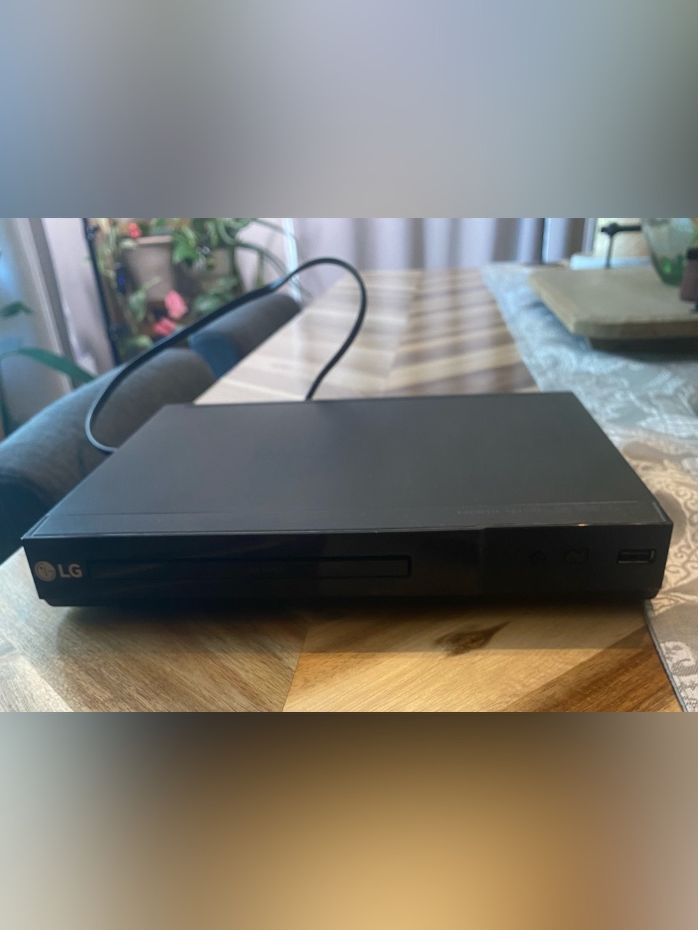 LG DVD Player 1080p HDMI USB Black Plays DVD, no remote, works